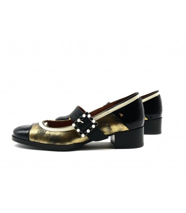 Zapato de mujer con hebilla de pedreria de NEMONIC