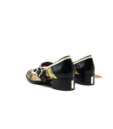 Zapato de mujer con hebilla de pedreria de NEMONIC