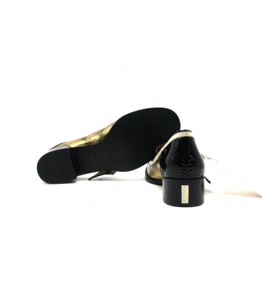 Zapato de mujer con hebilla de pedreria de NEMONIC